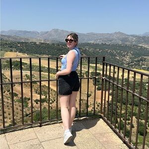 Meet your Posher, Laurence